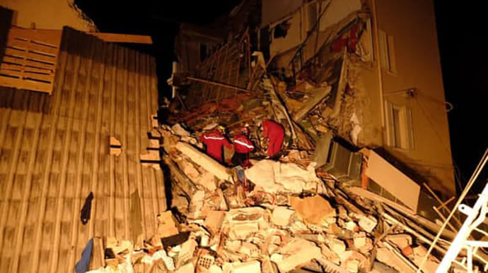 У Франції внаслідок вибуху обвалився житловий будинок, під завалами шукають людей