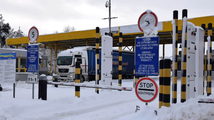 У чергах на в'їзд в Україну – понад 5 тисяч вантажівок, 4 напрямки заблоковано