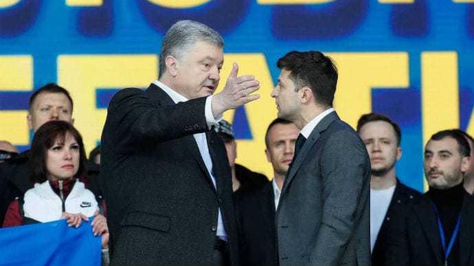 Порошенко все еще уступает Зеленскому во втором туре, но отрыв стал меньше – опрос