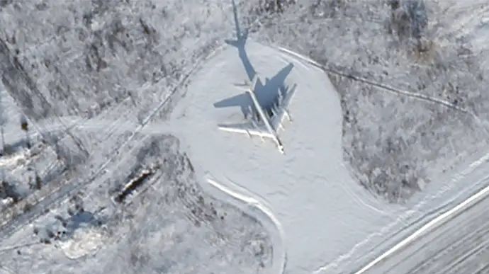 Супутникові знімки з Енгельса: пошкоджень не помітно, але літаків поменшало
