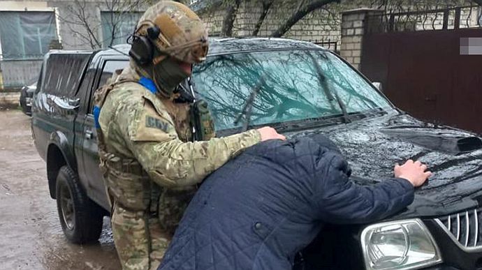 СБУ затримала колишнього начальника вокзалу Херсона: допомагав перекидати ешелони РФ