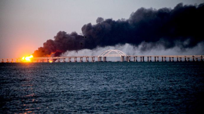 Окупанти почали пускати Кримським мостом пасажирські поїзди