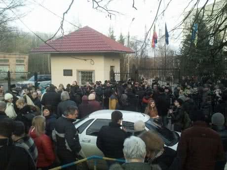 В Харькове сторонники Тимошенко ждут ее освобождения