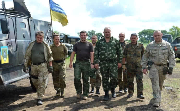 Бывший и нынешний командиры батальона Киевская Русь (в центре): слева - Андрей Янченко, справа - Евгений Лавров