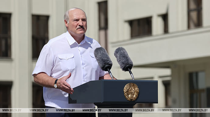 Лукашенко пугает, что в случае повторных выборов Беларусь погибнет и станет на колени, как Украина