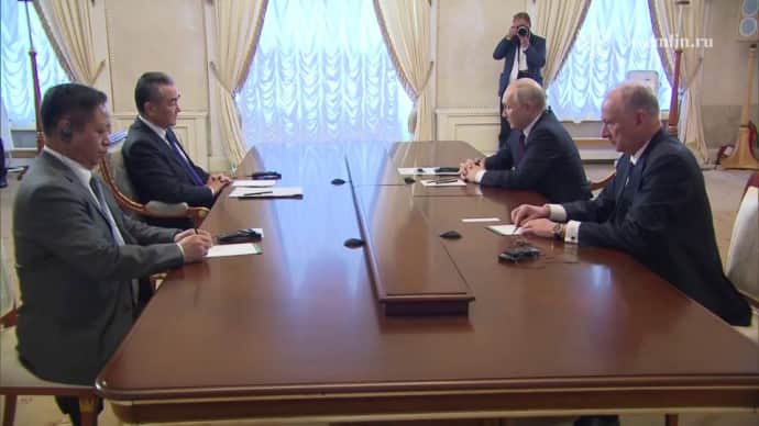 Владимир Путин встретился с Ван И в России