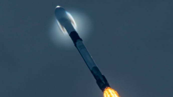 Маск показав відео приземлення ракети Falcon