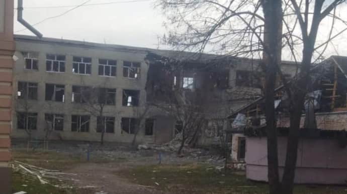 Окупанти скинули 2 авіабомби на школу в Сумській області