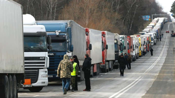 Из-за транспортного коллапса ограничат въезд грузовиков в Киев