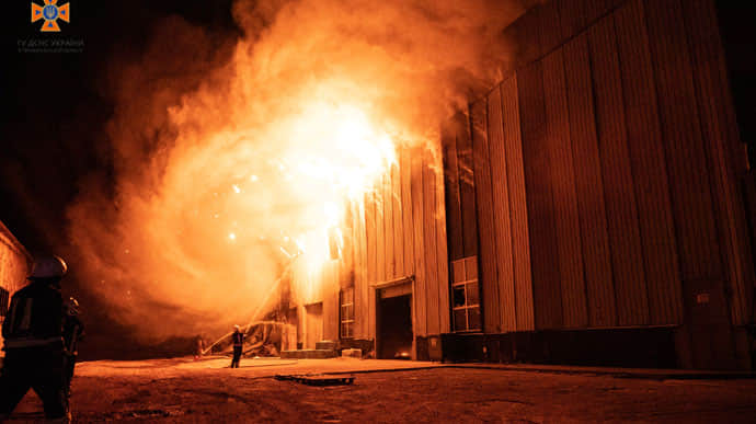 У Тернополі гасили масштабну пожежу на підприємстві 
