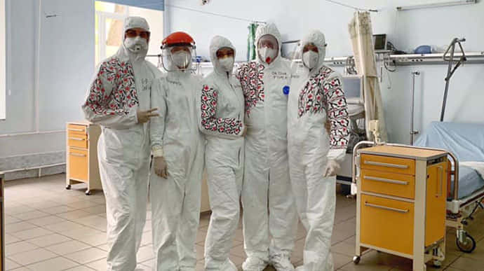 Львовские медики превратили защитные костюмы на вышиванки