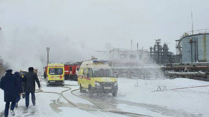 У Сибіру вдруге за місяць горить найбільший нафтопереробний завод: є загиблі 