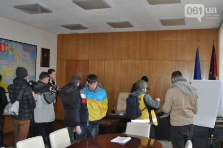 Активісти опломбували кабінети керівництва Запорізької ОДА
