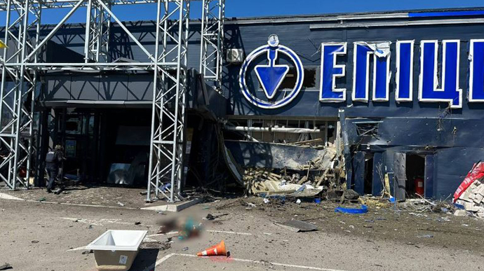 Россияне обстреляли единственный работающий гипермаркет Херсона: трое погибших