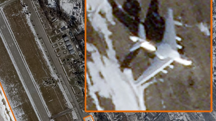 Супутник показав літак в Мачулищах, який, імовірно, атакували партизани