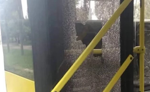 Был без маски, разбил двери троллейбуса: в Киеве полиция составила админпротокол