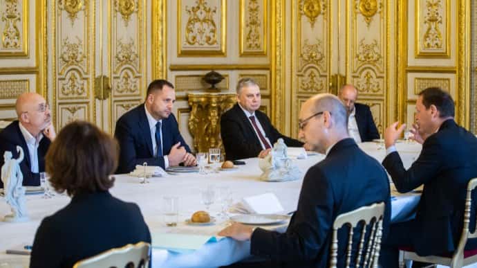 Єрмак у Франції обговорив Мінський процес та візит Макрона до України