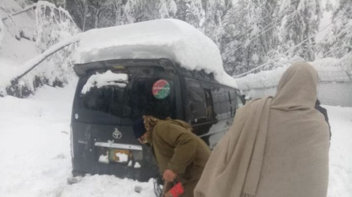 У Пакистані туристи застрягли в авто через сніг: щонайменше 21 загиблий