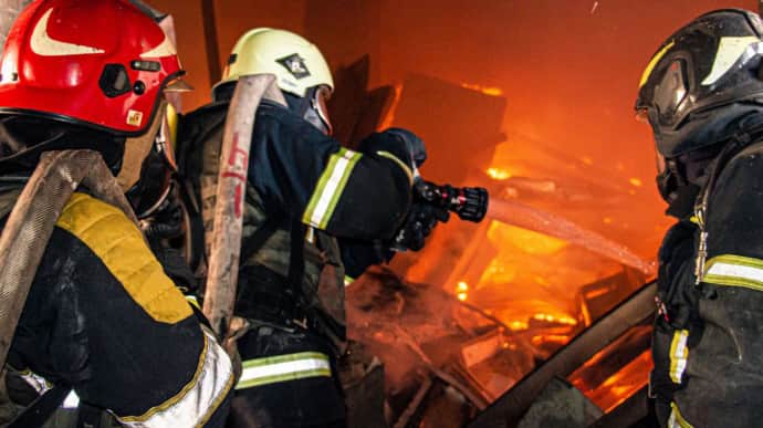 В Харькове взрывы, пожары на месте прилетов, есть проблемы со светом - мэр