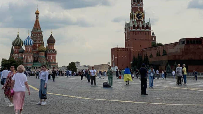 Жінка загорнулася у прапор України біля Кремля 