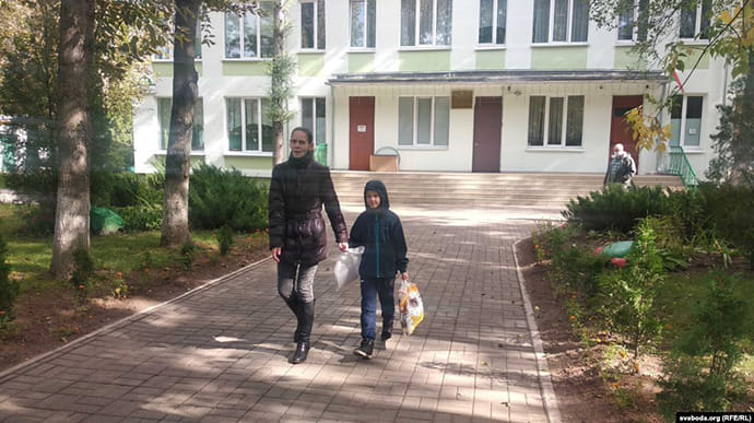 Белорусской активистке вернули сына, которого забирали в приют