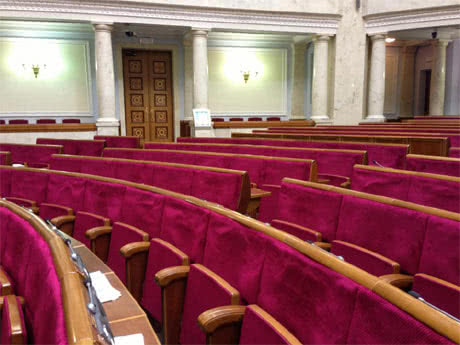Порожня сесійна зала без комуністів і Партії регіонів