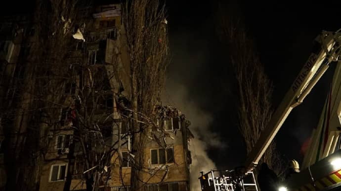 Night Shahed drone attack on Odesa: part of multi-storey building collapsed – photo, video