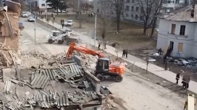 Aftermath of strike on border of Sumy Oblast: rubble being cleared in Bilopillia
