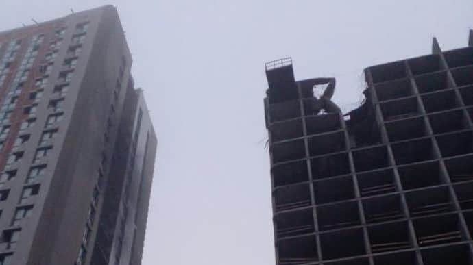 Missile debris damages high-rise buildings in Kyiv – photo
