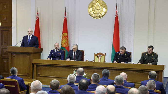 Лукашенко заявил, что власть не отдаст