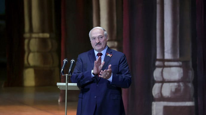 Лукашенко закликав інтелігенцію не втручатися в політику