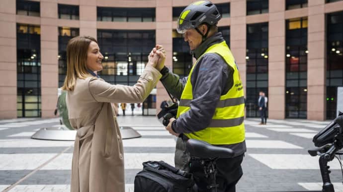 German MEP cycles 600 km to raise money for Ukraine – photo