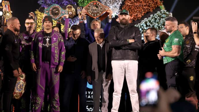 Ukrainian boxer Oleksandr Usyk calls for Azovstal defenders' release at weigh-in with Tyson Fury – photo