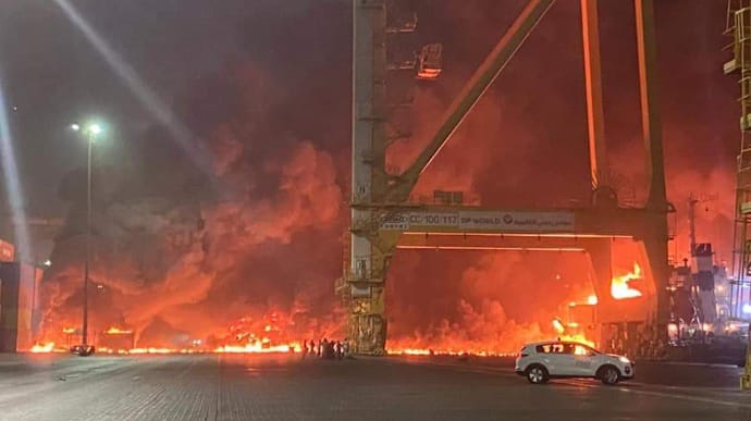 Мощный взрыв произошел в порту Дубаи