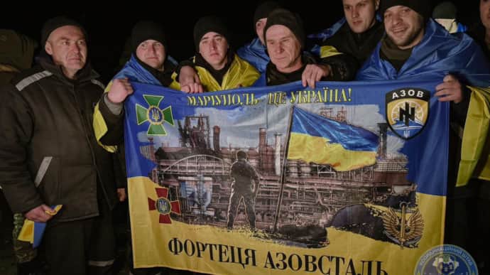 100 Ukrainians released from Russian captivity, most of them Mariupol defenders – photo, video