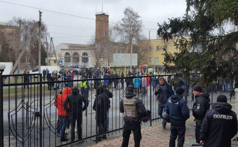 Резонансное убийство в Каховке: Под управлением полиции продолжаются протесты