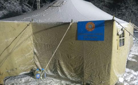 Из-за снегопада въезд грузовиков в Киев ограничен, работают пункты обогрева