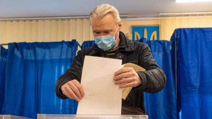 12% українців готові продати свій голос на виборах за менш ніж 500 гривень – опитування 