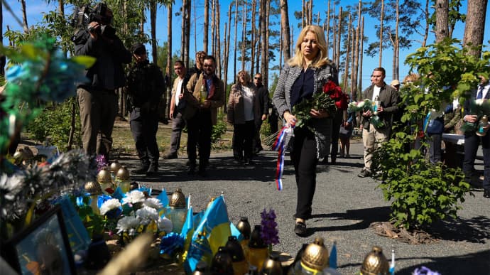 Slovak president visits Moshchun, where she honours dead Ukrainian defenders