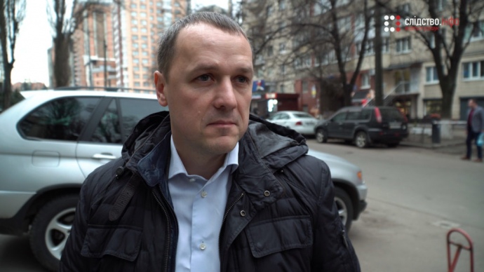 Прокурор Сергій Красножон під час спілкування з репортерами