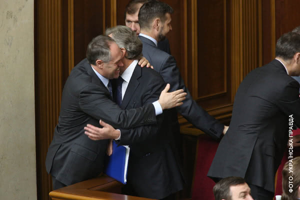 Обнимаются