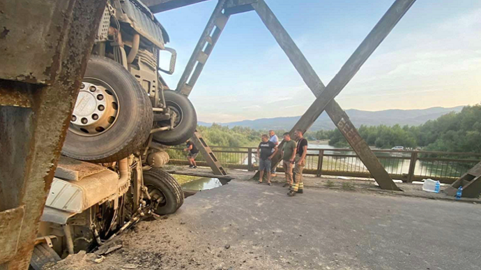 На Закарпатье обвалился мост через реку: авто упали в воду, есть раненые