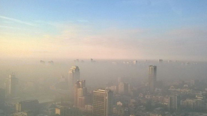 Київ затягнуло димом, повітря дуже забруднене 