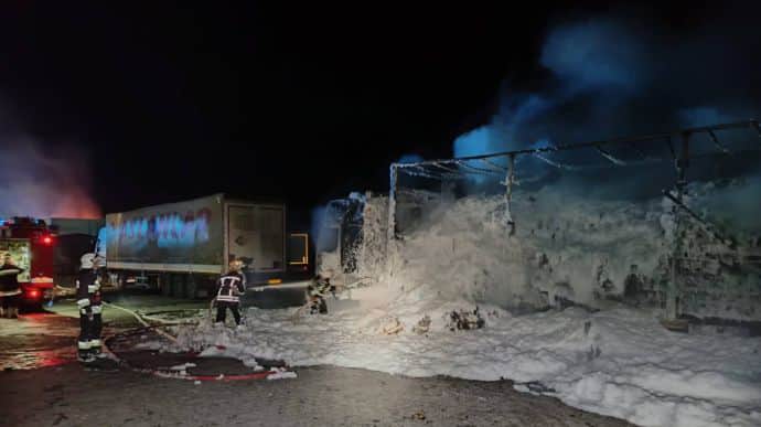 Ночью над Украиной уничтожили 26 из 38 Шахедов, пострадал пункт пропуска на границе с ЕС