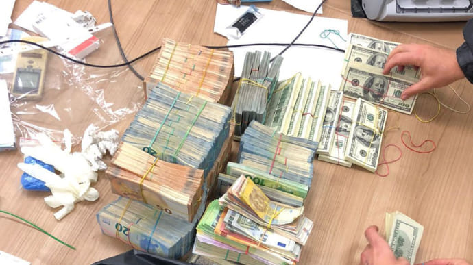 Силовики разоблачили теневую схему перевода денег в оккупированный Крым