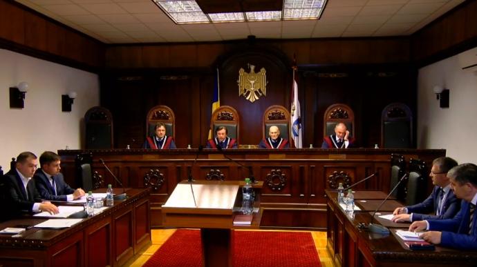КС Молдовы приостановил скандальные решения парламентского большинства