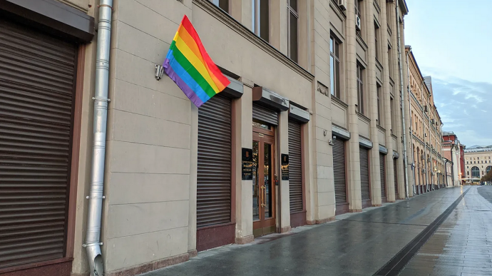 У Москві затримали журналіста за прапор ЛГБТ на адміністрації Путіна