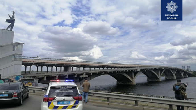 Минера моста Метро в Киеве задержали. Видео операции