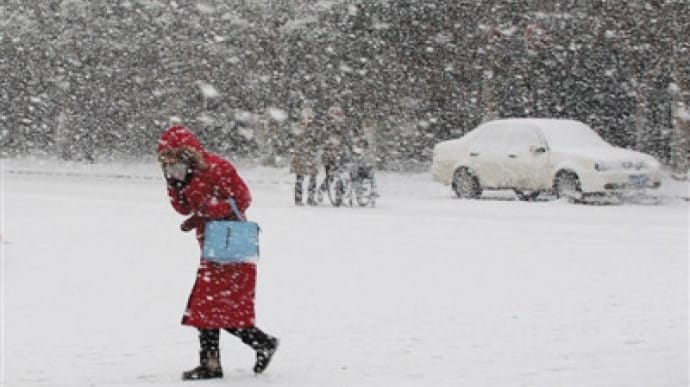 Погода: українців попереджають про сильний вітер та сніг