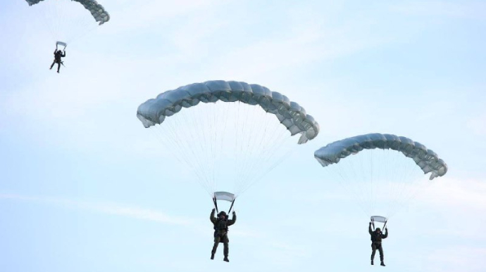 Russian pilots arrive in Belarus and paratrooper training begins – observers